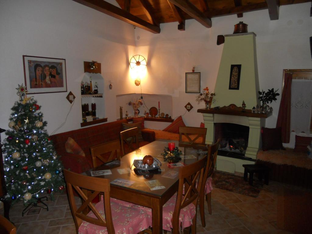 Sarafis Guesthouse Agios Lavrentios Exterior photo