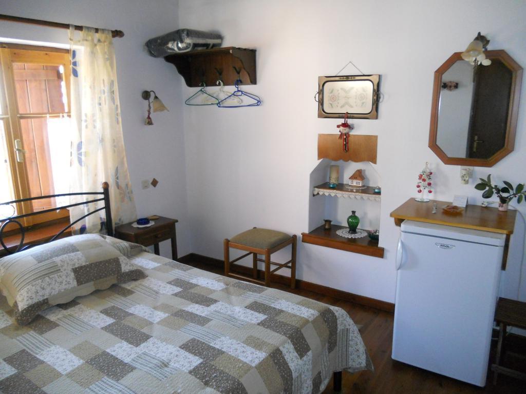 Sarafis Guesthouse Agios Lavrentios Exterior photo