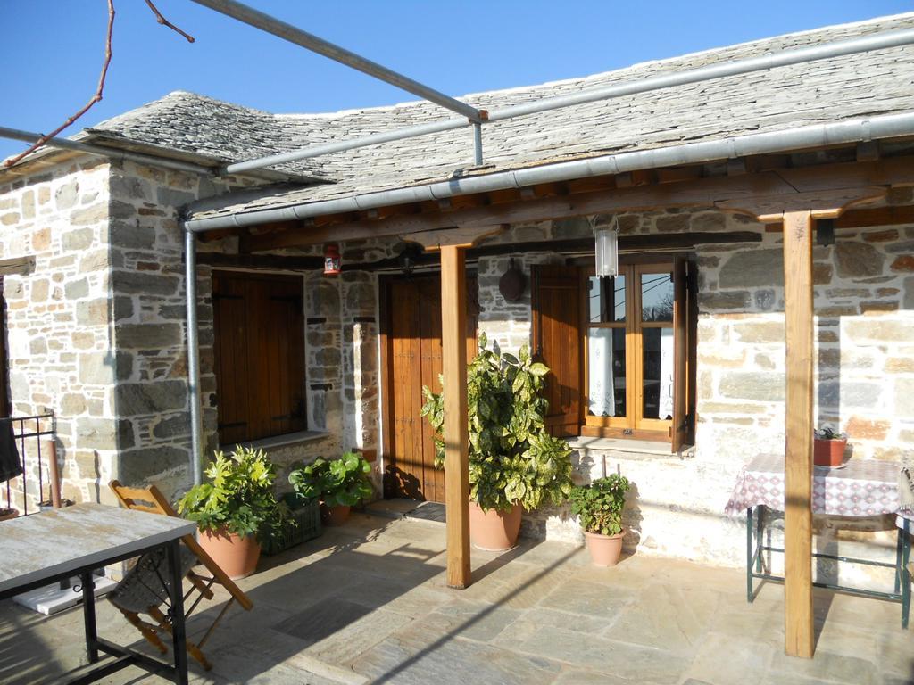 Sarafis Guesthouse Agios Lavrentios Exterior photo